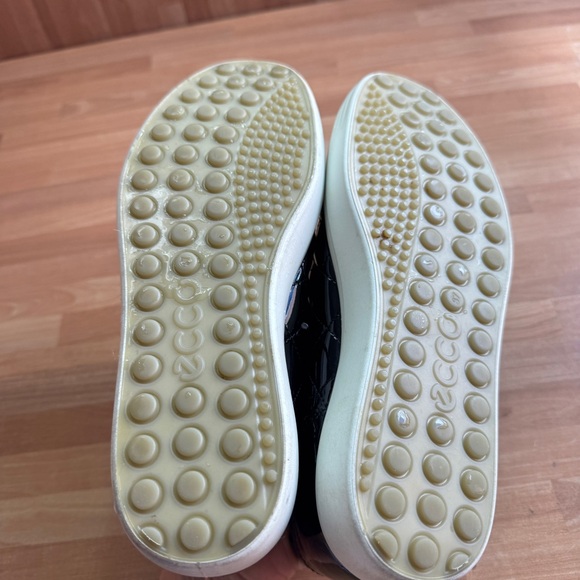 Ecco patent leather sneakers, size 37 black quilted shiny - Picture 3 of 9